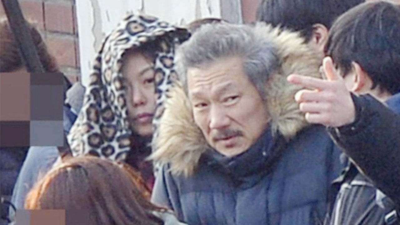 '불륜 논란' 홍상수·김민희, 신작 촬영 현장 포착 썸네일