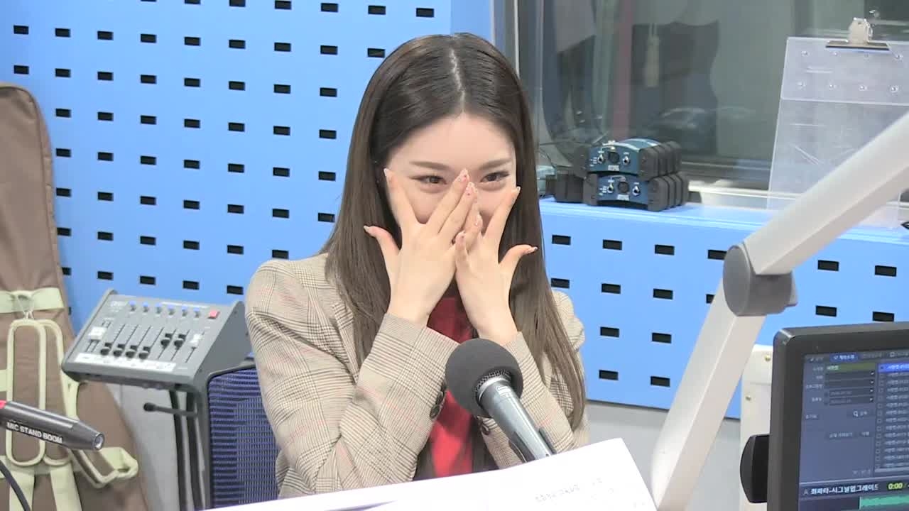 [최화정의 파워타임] 청하, 롤러코스터(Roller Coaster) 손안무 윙크 썸네일