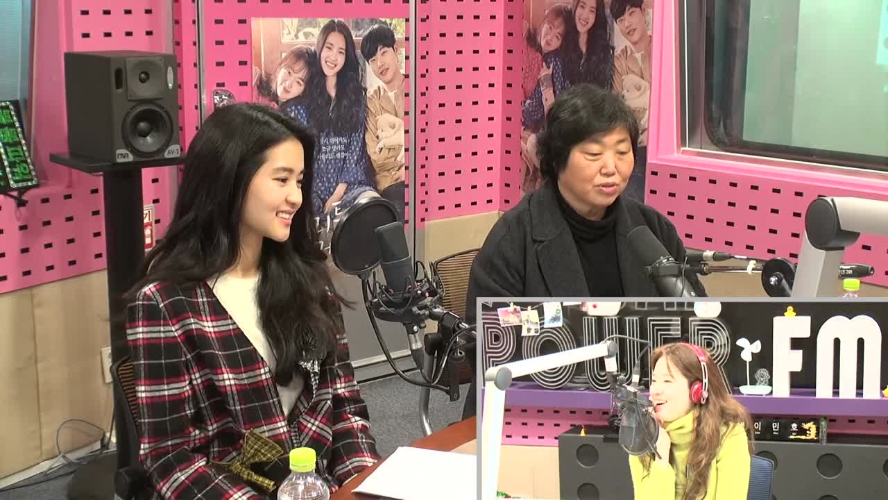 [박선영의 씨네타운] 임순례 감독, 김태리 배우는 4계절을 닮았다 썸네일