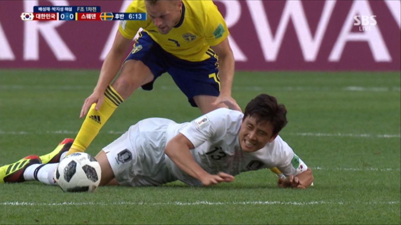 [대한민국 VS 스웨덴] 고의성 짙은 반칙, 제대로 밟힌 구자철 썸네일