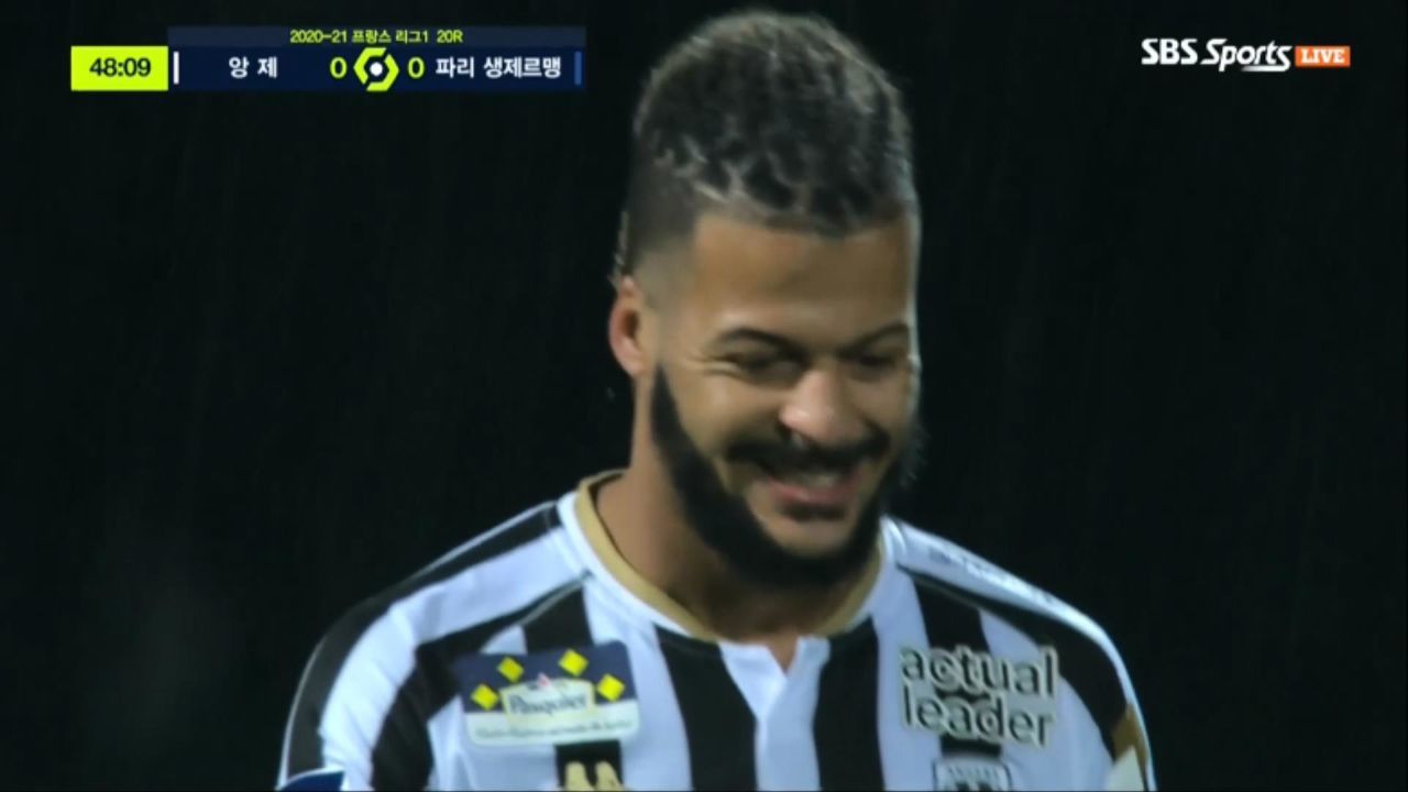 결정적인 기회를 너무 쉽게 놓친 디오니 [앙제 vs PSG]