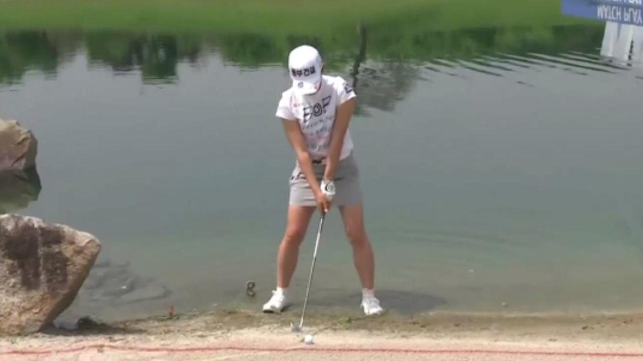 티샷 실수로 물가에서 세컨샷을 치는 박주영 [두산 매치플레이 4강] 썸네일