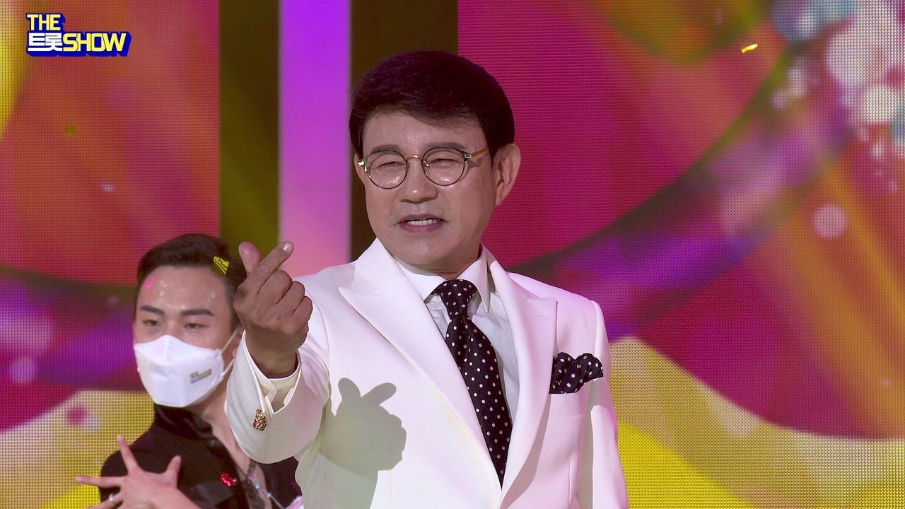 [직캠] 설운도 - 쌈차트 메들리 (쌈바의 여인, 다함께 차차차, 사랑의 트위스트) | THE 트롯SHOW 220411 썸네일