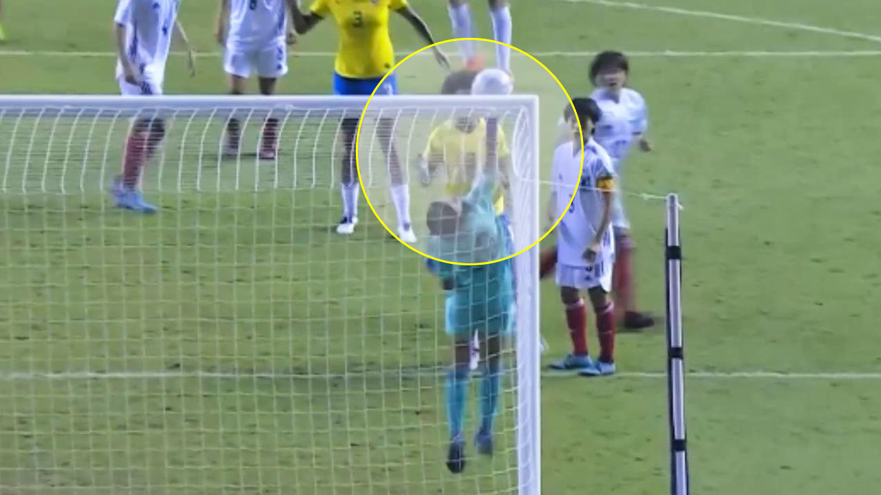 높게 뜬 라우렝의 헤더 가까스로 처리한 오오바 슈 [브라질 vs 일본] 썸네일