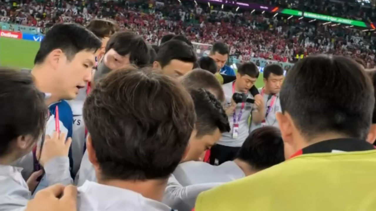 16강 진출 바라며 우루과이-가나 경기 지켜보는 대한민국 선수단 [대한민국 vs 포르투갈] 썸네일