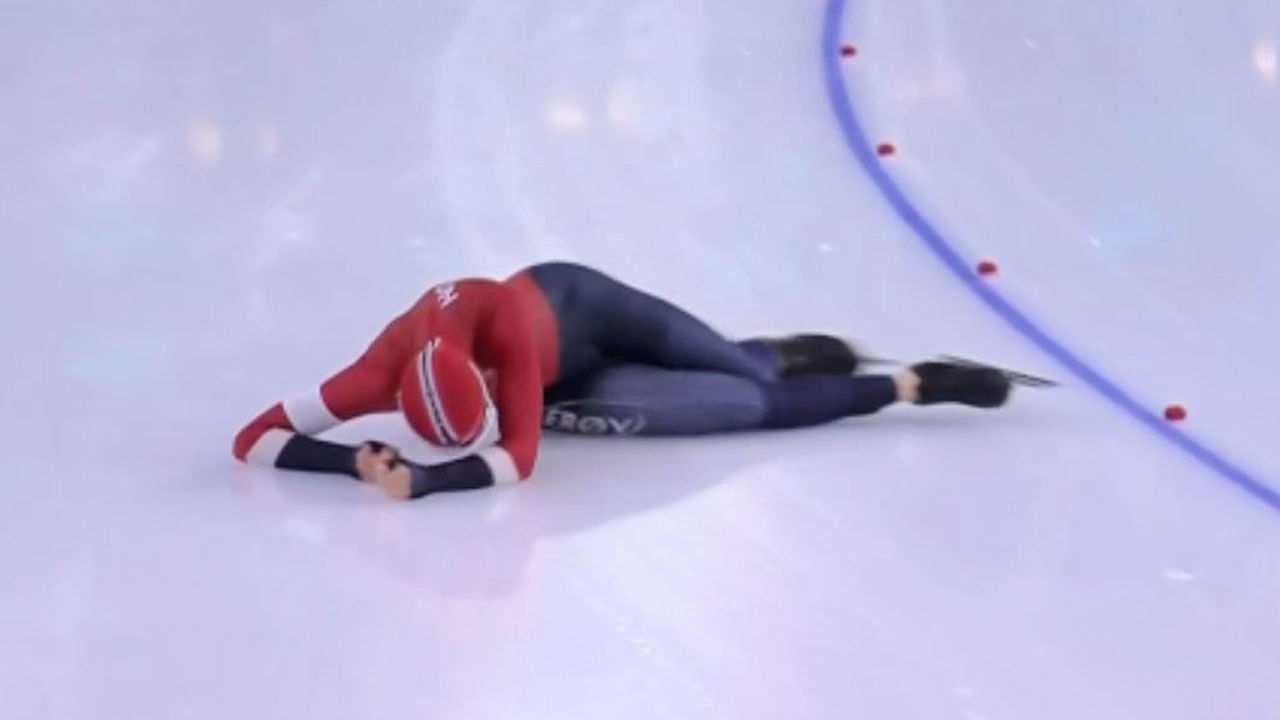 걱정스런 순간, 중심을 잃고 크게 넘어지는 페더 콩사하우 [세계선수권 남자 1500m] 썸네일