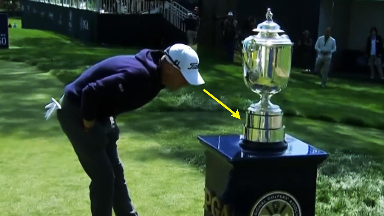 '내 이름이 어딨나?' 챔피언 트로피를 살피는 저스틴 토마스 [PGA 챔피언십 1R] 썸네일