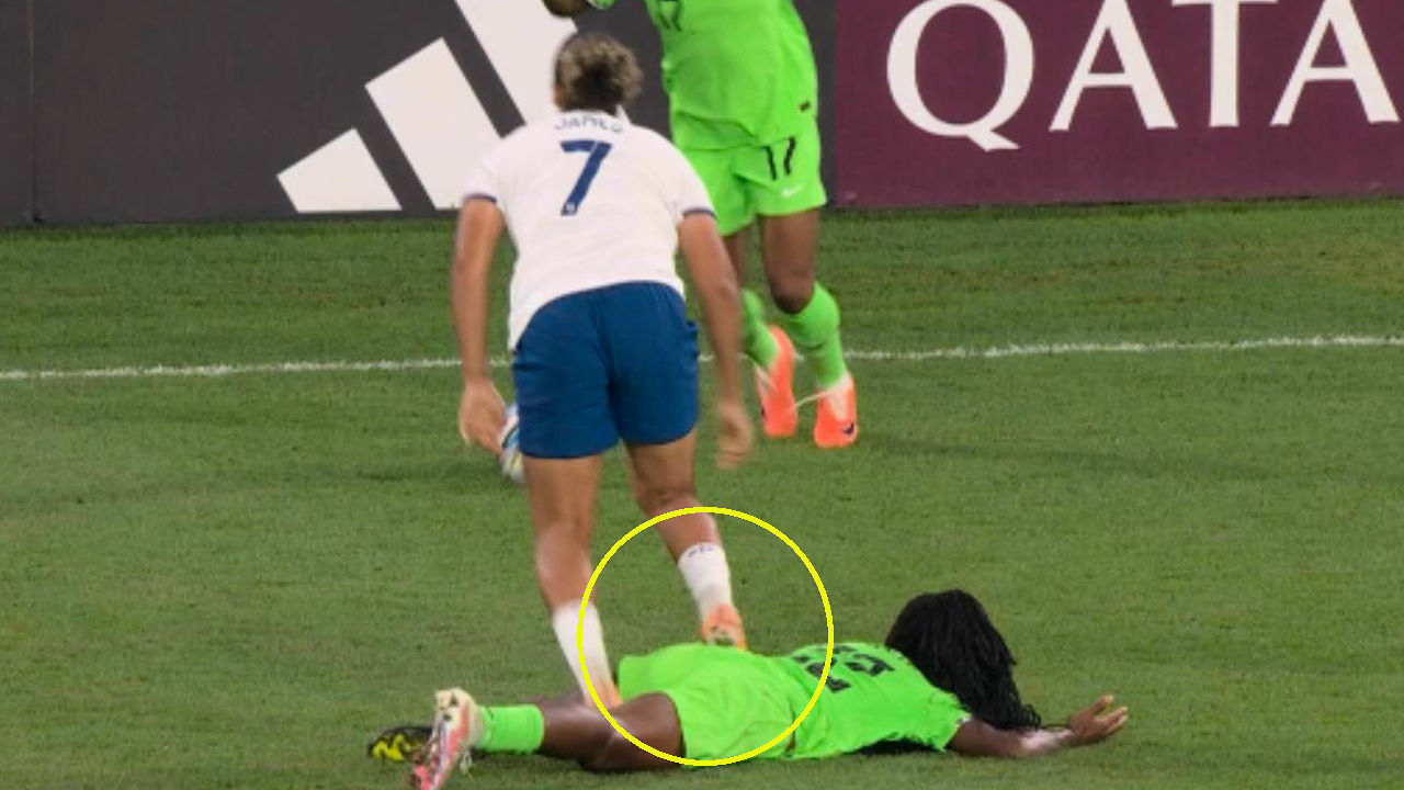 상대방을 밟고 지나간 로런 제임스의 더티 플레이 [잉글랜드 vs 나이지리아] 썸네일