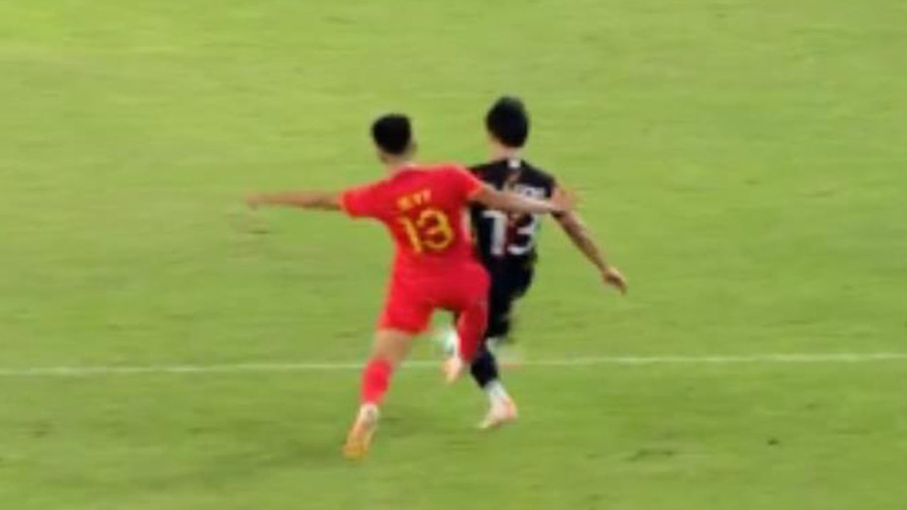 “심판에 어필 필요” 중국의 반칙에 대응법 제시하는 박지성 해설 [대한민국 vs 중국] 썸네일