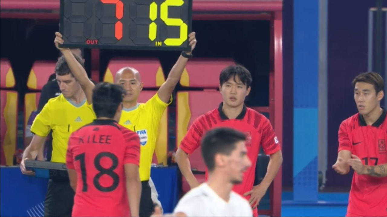 이강인과 정우영 교체아웃, 지친 선수들 빼주는 황선홍 감독 [대한민국 vs 우즈베키스탄] 썸네일