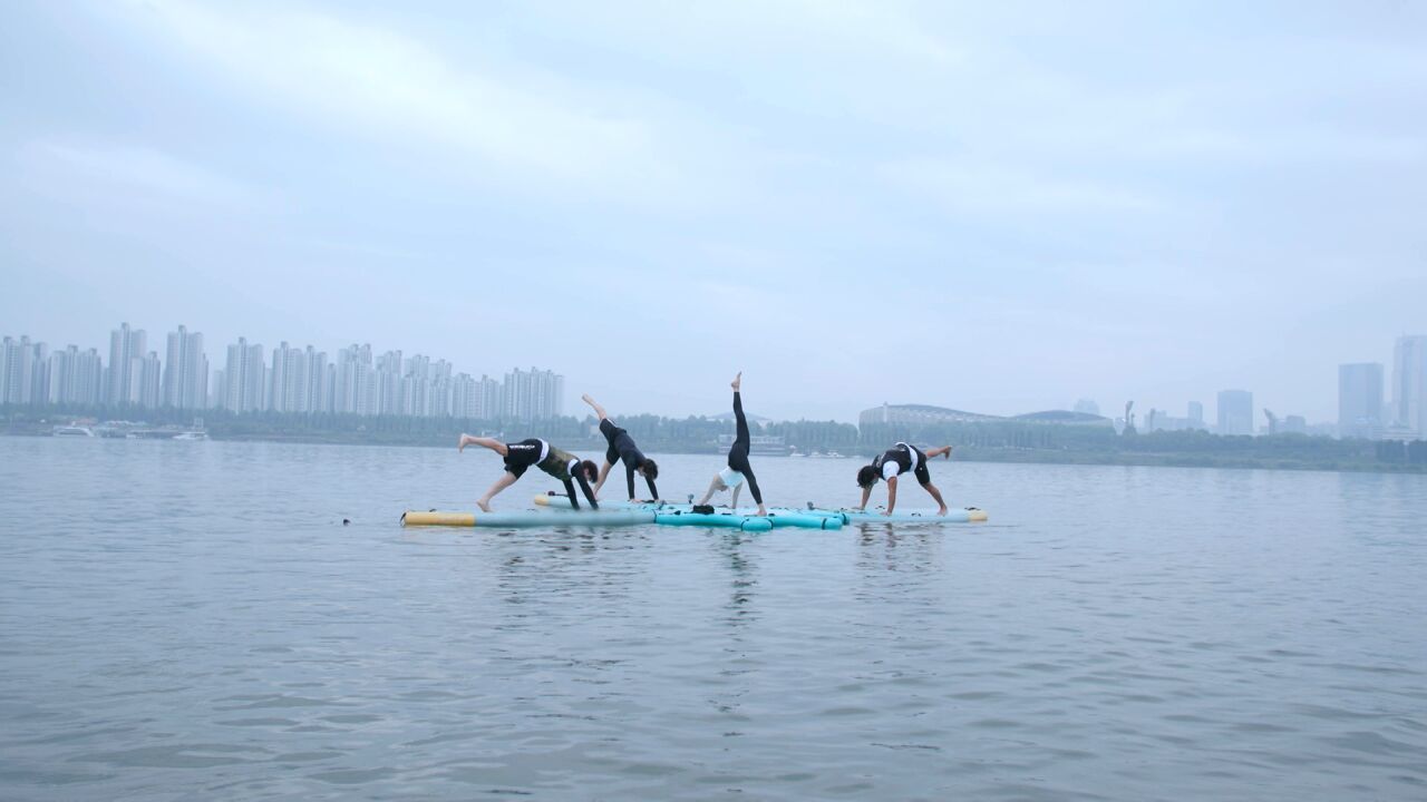꽁꽁 얼어붙지 않은 한강 위로 AZ가 떠다닙니다! | 취향zone중 썸네일
