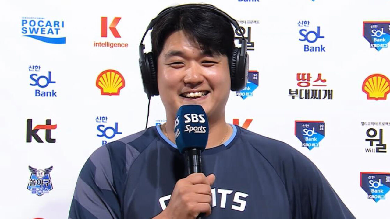 '불펜 전환' 나균안 “프로 데뷔 첫승 하는 것 처럼 동료들이 축하해줘서 기분이 좋았다” [베이스볼S] 썸네일