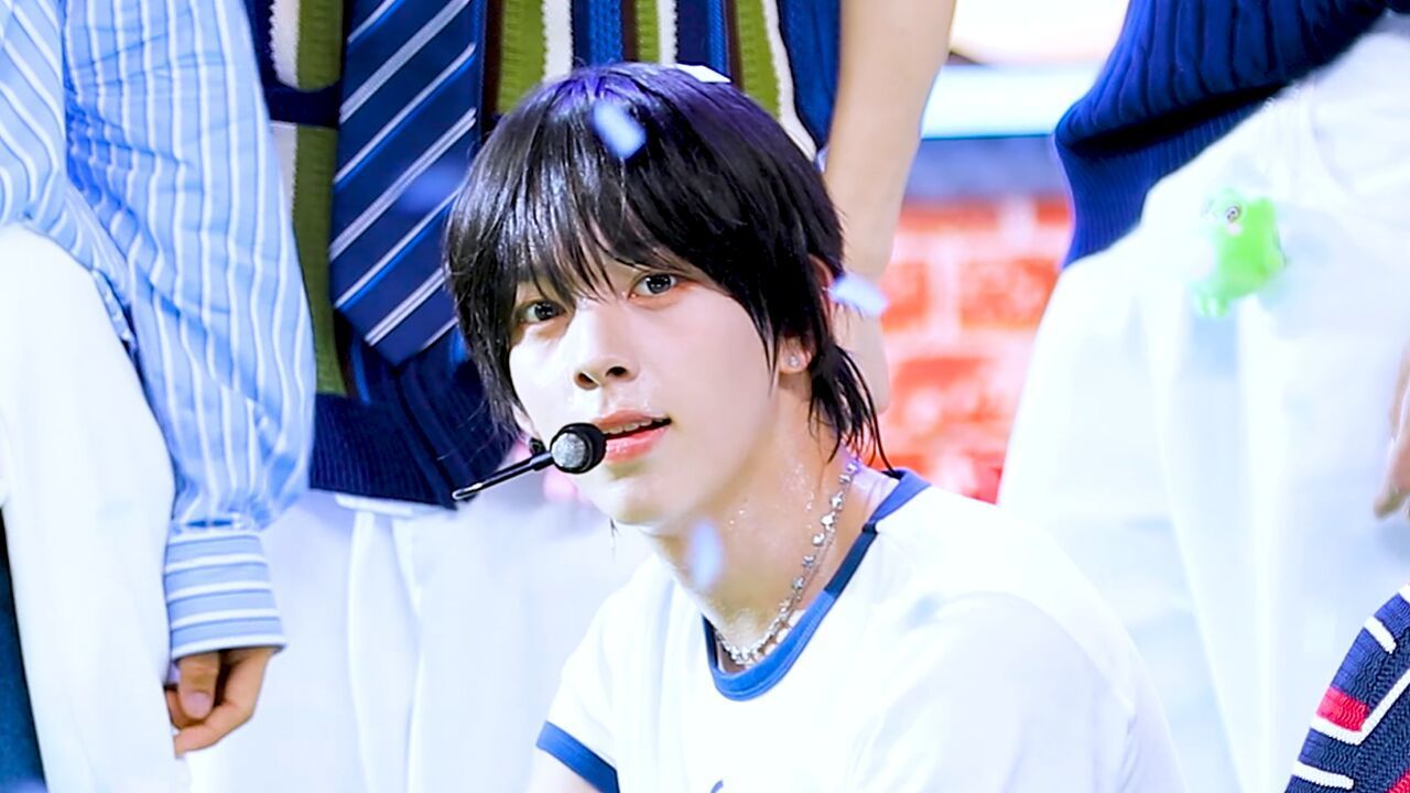 [페이스캠] 아홉 즈언 '파랑 학교, 초록 잔디, 빨간 운동화' (AHOF CHIHEN 'The Universe' FaceCam) 썸네일