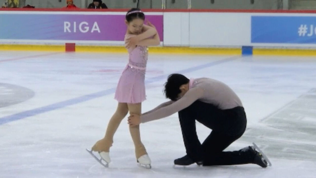 놀라운 응집력으로 역전 우승 차지한 중국의 천위쉔-둥인보 [주니어 1차 페어 프리] 썸네일