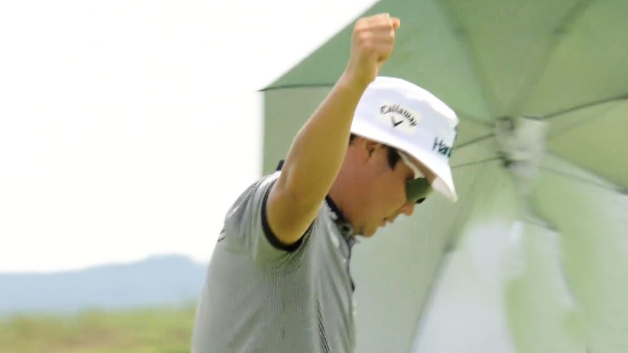 주먹 불끈! 단숨에 2타를 줄이는 함정우의 이글 샷 [파운더스컵 2R] 썸네일