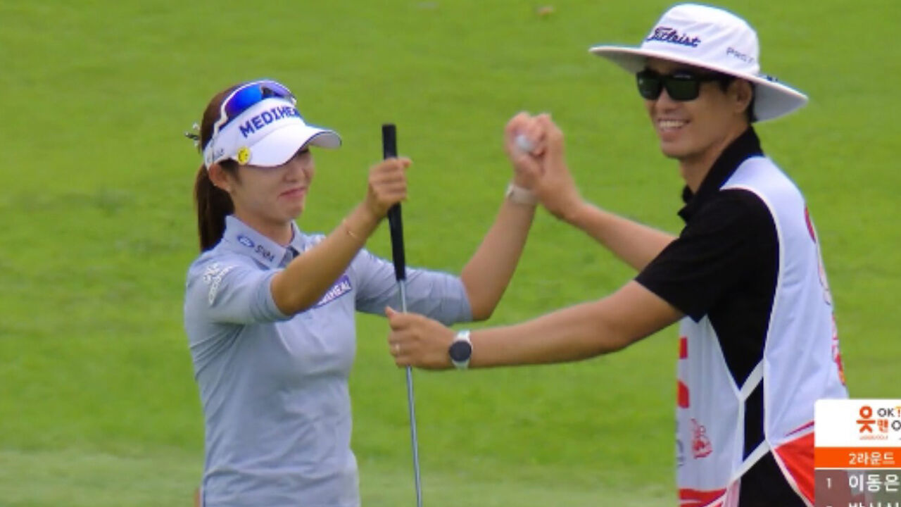 배소현의 첫 버디에 함께 기뻐하는 스승 이시우 [OK저축은행 2R] 썸네일