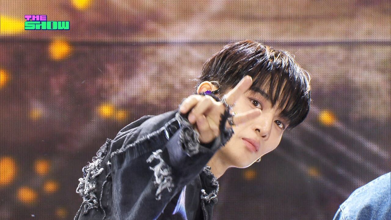 BAE JIN YOUNG(배진영) - Round&Round [THE SHOW 251021] 썸네일