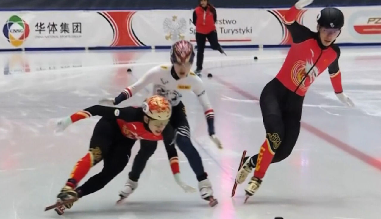 '두 중국 선수 사이에서 싸운 임종언..!' 마지막에 쓰러지며 황대헌 결승 진출 [월드투어 3차 남자 1000m 준결승] 썸네일