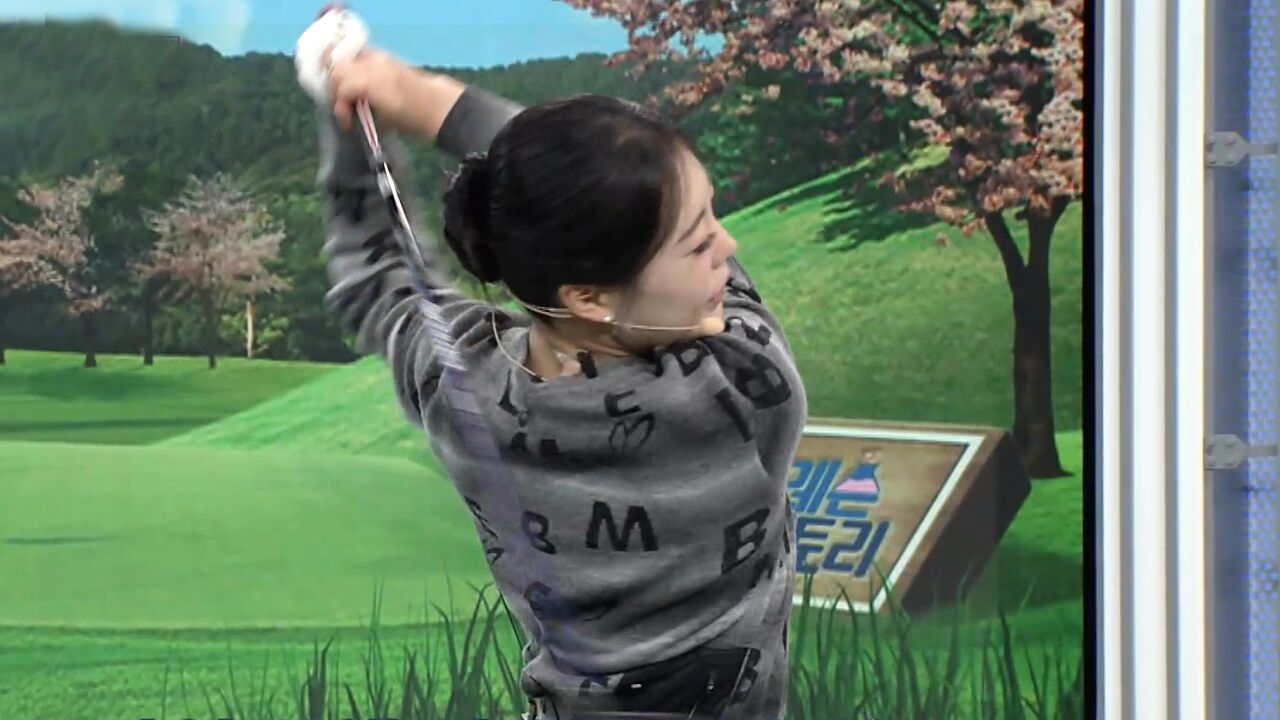 [정솔 레슨] 어깨 힘 빼는 방법, 왼 다리를 지날 때 오른 팔꿈치가 지면을 향하기 썸네일
