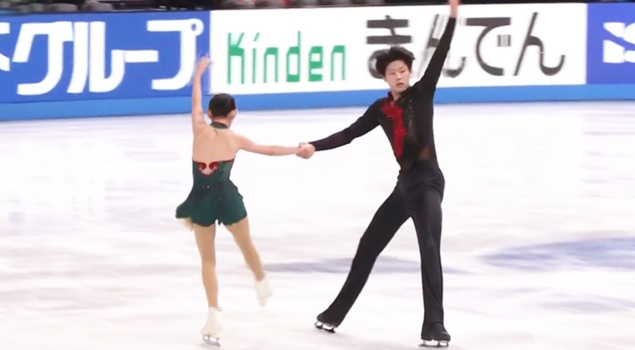 0.95점 차, 2위를 기록한 쉬안치 장- 원창 펑의 무대 [그랑프리 파이널 주니어 페어 쇼트] 썸네일