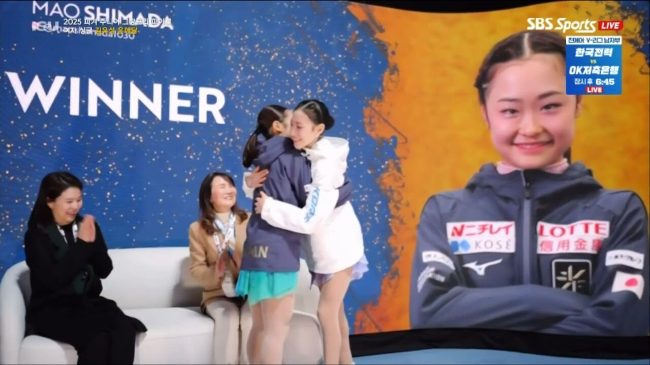 '파이널 4연패' 시마다 마오를 축하하는 김유성 [그랑프리 파이널 주니어 여자 프리] 썸네일