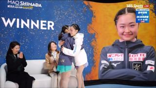 ‘파이널 4연패’ 시마다 마오를 축하하는 김유성 [그랑프리 파이널 주니어 여자 프리]