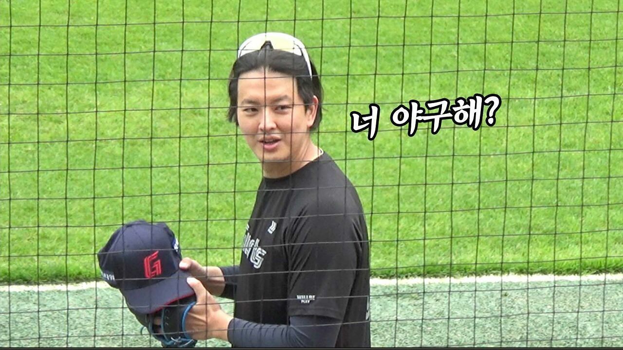 어린이날 특집! 야구 한다는 어린이 팬 본 원중아저씨, 관중석으로 오더니 플스보다 좋은 선물? [현장직캠] 썸네일