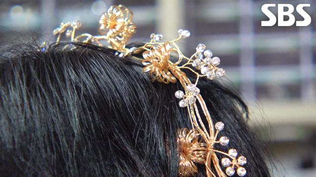 와이어만으로 직접 한 줄씩 균일하게 꼬아 만든 티아라