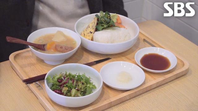 연어초밥 재료 한 그릇에 펼쳐 담은 신선×깔끔한 달인의 ‘일본 가정식’