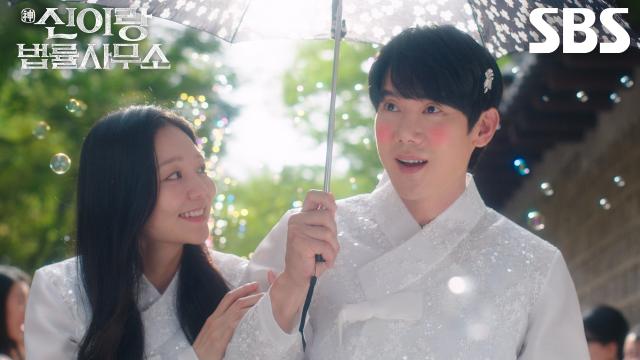 [2차 티저] ‘귀신 집착남’ 유연석×‘냉혈 엘리트’ 이솜, 극과 극인 두 변호사의 묘한 기류 폭발!