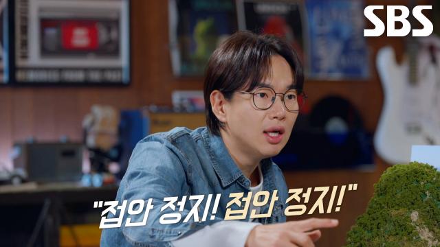 방파제에 구조정을 댈 수 없는 위험한 상황에 직접 바다로 뛰어든 해경