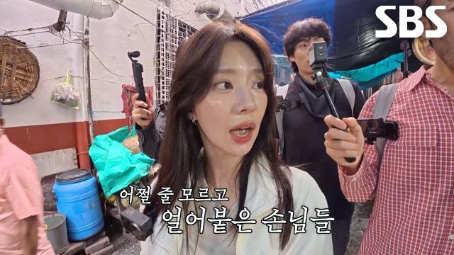 “뭐라도 주고 싶다” 이주빈, 눈앞의 어린아이 모습 보고 울컥↘
