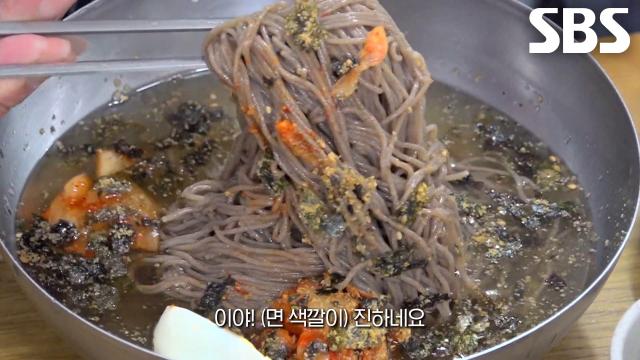 진한 면 색깔×맑은 육수 자랑하는 100년 역사의 막국수!