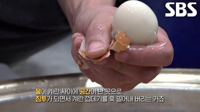하루에 1,200개씩 달걀 까는 부산 밀면 달인의 손놀림