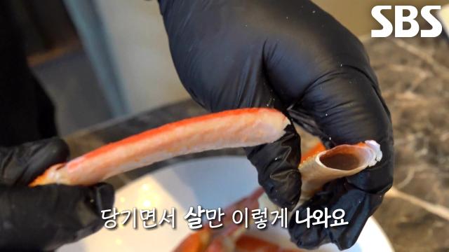 특급 호텔 뷔페 달인이 알려주는 대게 살 쉽게 분리하는 법↗