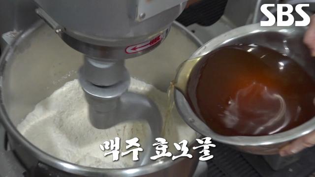 맥주 효모 물로 반죽한 달인만의 범상치 않은 에그타르트 비결↗