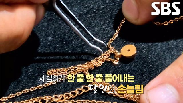 ‘매듭의 원리’ 이용해서 쉽게 엉킨 목걸이 풀어낸 달인만의 비법★ (ft. 이쑤시개)