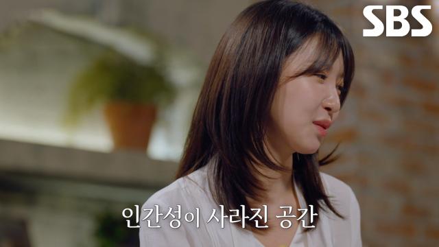 냄새나고 비좁은 방 안에서 잠든 아이들의 충격적인 장면