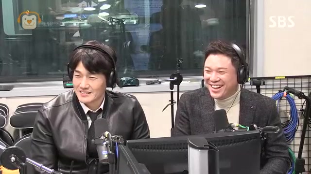 정성화,  '유지태' 잘 웃어준다. 굉장히 웃기는 사람이 돼 (송은이김숙의언니네라디오,2016년10월31일) 썸네일