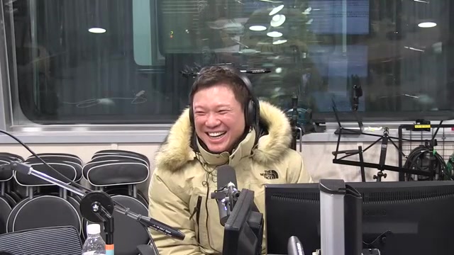 깜짝 게스트 '정성화',  영스트리트 방송 왔다가... (송은이김숙의언니네라디오,2016년11월30일) 썸네일