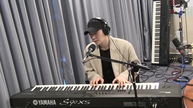 윤한의 캐롤 메들리 라이브(이숙영의러브FM,2016년12월2일) 썸네일