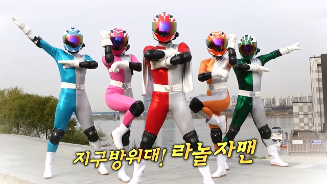 과거를 재현하는 청년들