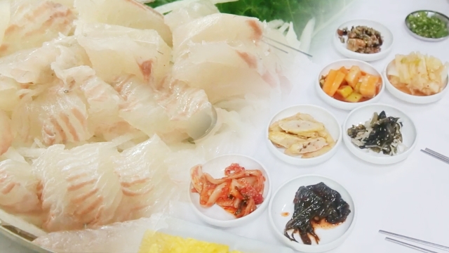 리필 가능! 39년 부산 회 백반집