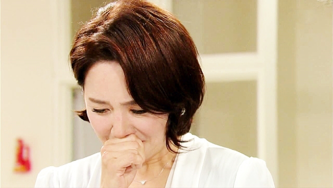 위기를 피하기 위해 두 얼굴을 보이는 이응경