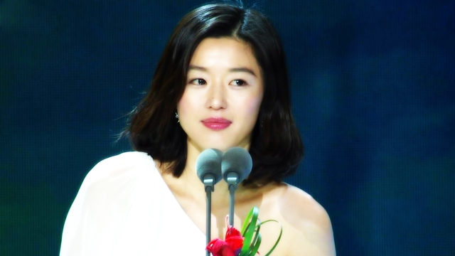 전지현, 데뷔 후 첫 연기대상 영예 ‘어메이징한 김수현 덕분’