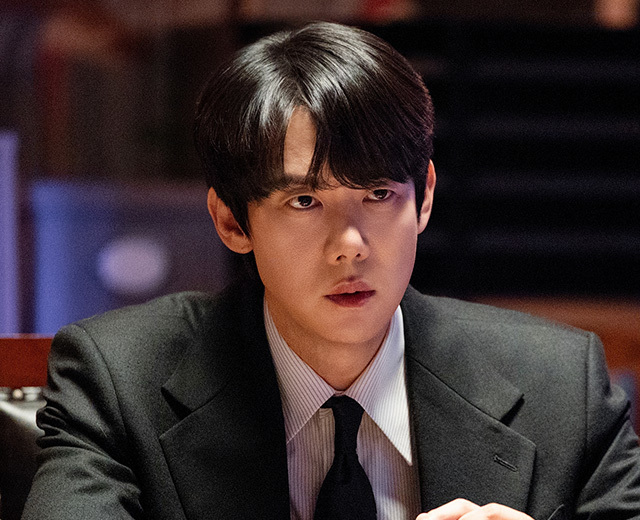 진짜 ‘신들린’ 변호사 유연석?! 검은 방울 부채 들고 무속인 변신!