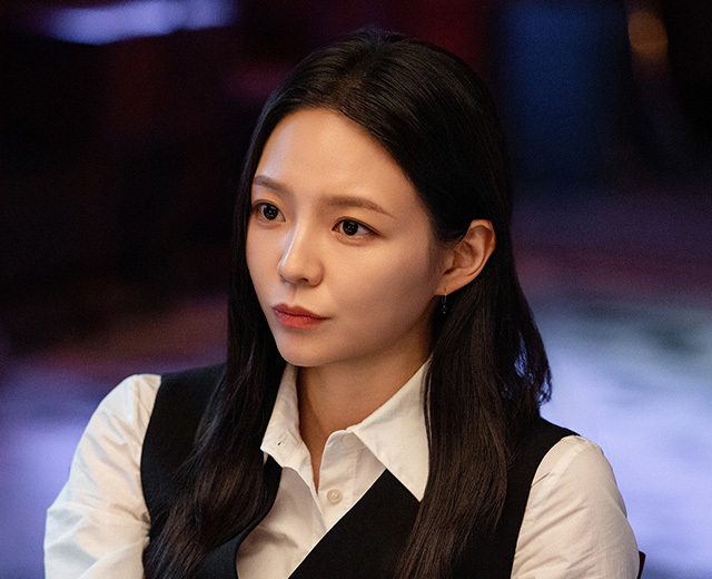 진짜 ‘신들린’ 변호사 유연석?! 검은 방울 부채 들고 무속인 변신!