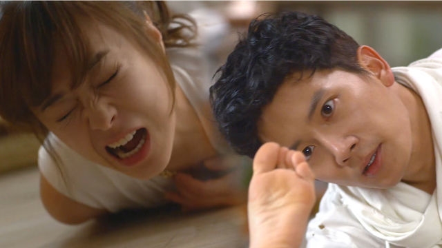 지성 '발 페티시?' 최강희 맹렬히 저항