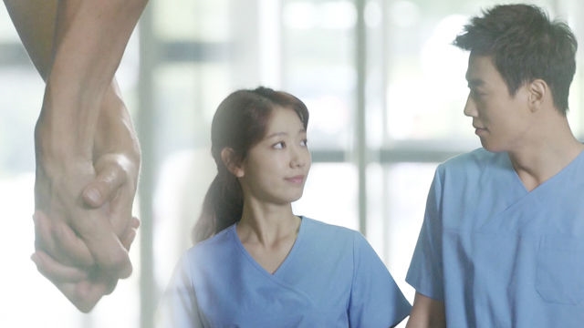 김래원·박신혜, 엄효섭 수술 성공! ‘꼭 잡은 두 손’