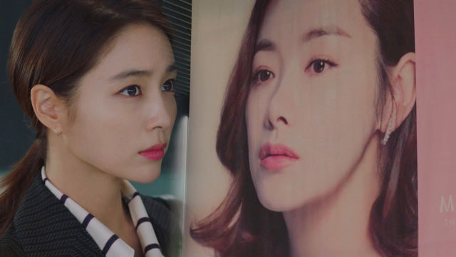 이민정, 소이현 포스터 뚫어질 듯 응시 ‘눈빛 발사’